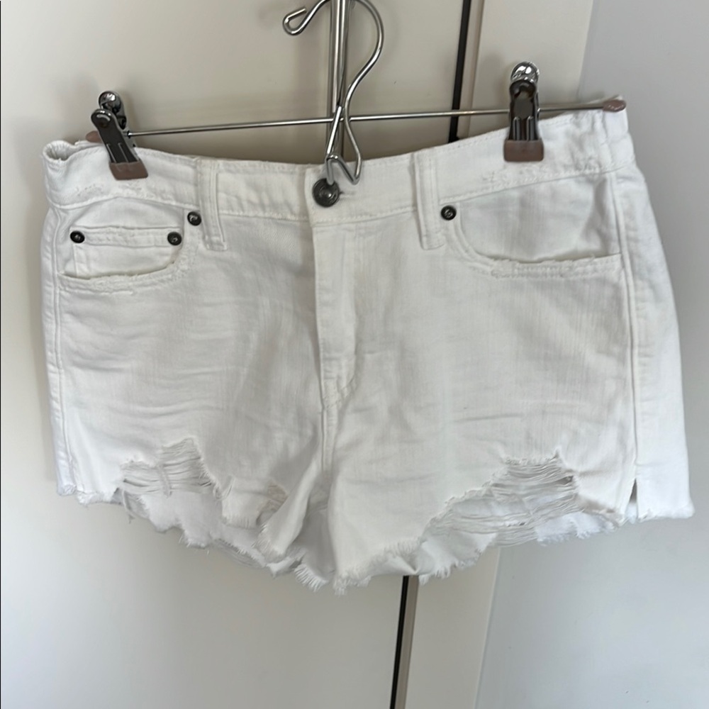 Aerie White Distressed Denim Shorts size small. NWOT